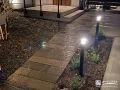昼と夜で違う表情を見せるナチュラルな玄関アプローチ