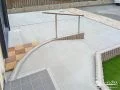 手すりつきのスロープで玄関への出入りをスムーズかつ安全に