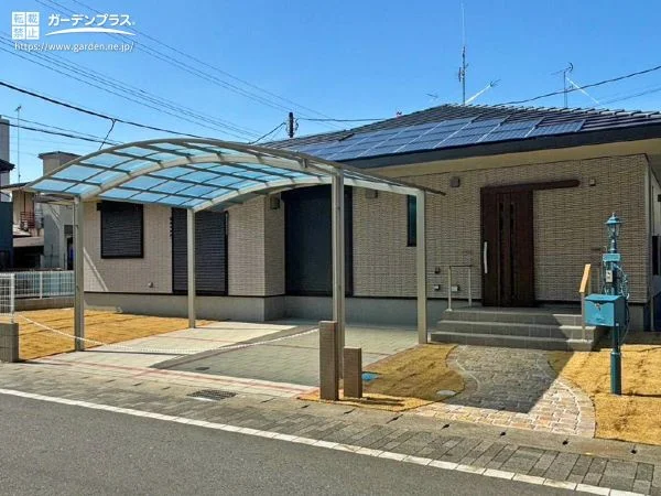 鮮やかなブルーの機能門柱と石貼りアプローチが目を引く洋風の新築外構