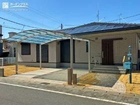 鮮やかなブルーの機能門柱と石貼りアプローチが目を引く洋風の新築外構