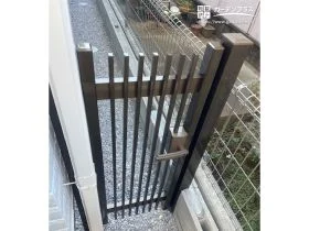 犬走りの門扉設置で暮らしをクローズ化[施工後]