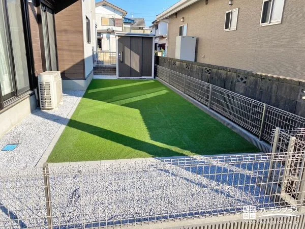 物置を設置し便利にお使いいただける緑鮮やかな人工芝のお庭工事