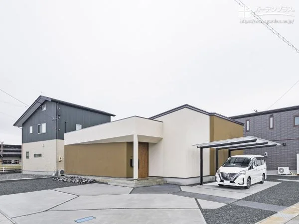 直線が際立つ、一枚の絵のようなファサード設計