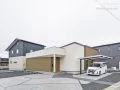 直線が際立つ、一枚の絵のようなファサード設計