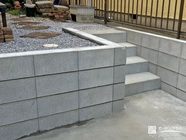 階段と土留めを積み直しお庭の一部を駐車スペースにした工事