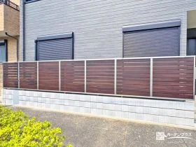 道路からの視線をさりげなくカットする木目調フェンス設置工事