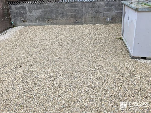 雑草対策でお手入れの手間を軽減する主庭への防草シート敷設工事