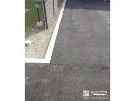 駐車スペースをアスファルトで舗装し足元を平らにした工事