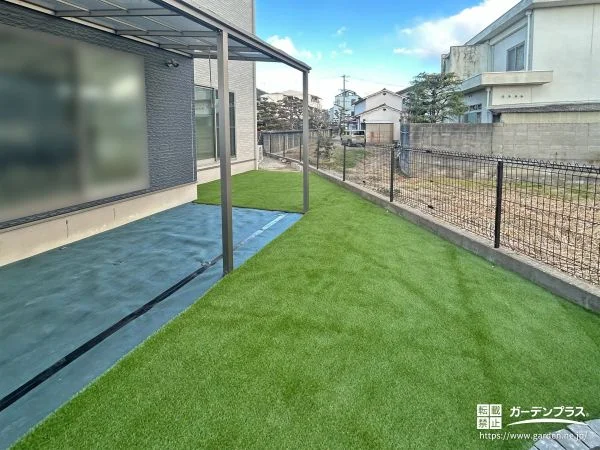 No.25388 ドッグランとしても大活躍する緑鮮やかな人工芝のお庭工事[施工後]