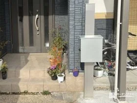 生活動線の邪魔をしないスリムなタイプの機能門柱[施工後]