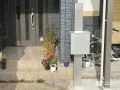 生活動線の邪魔をしないスリムなタイプの機能門柱
