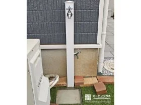 ホワイトカラーが爽やかな印象を演出する立水栓[施工後]