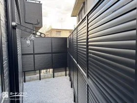 しっかりと視線をカットする目隠しルーバーフェンス設置工事