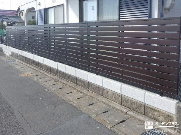 No.25406 道路からの視線を程よくカットして快適な横板フェンスの設置工事[施工後]