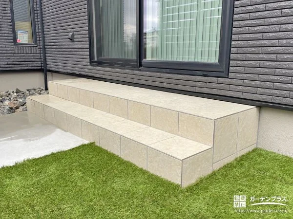 夏の日差しでも熱くなりにくい柔らかなベージュのタイルステップ