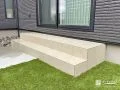 夏の日差しでも熱くなりにくい柔らかなベージュのタイルステップ