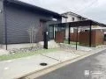 木のぬくもりと黒のシャープさが調和する家族を包む新築外構