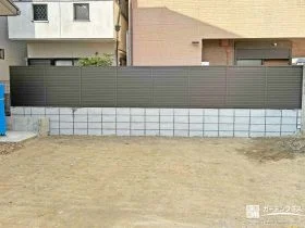 道路から室内への視線をカットする目隠しフェンスの設置工事