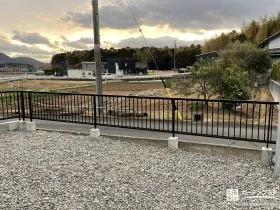 開放感のある縦格子状のフェンス[施工後]