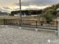 開放感のある縦格子状のフェンス