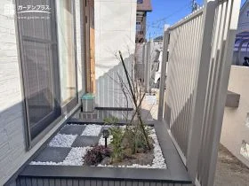 掃き出し窓の先に広がる、目で楽しむ坪庭スペース[施工後]