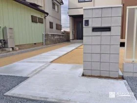 スクエアパターンが特徴の化粧ブロック門柱[施工後]