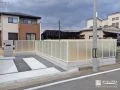 すりガラス調のパネルが圧迫感なく外からの視線を遮る目隠しパネル