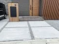 玄関まわりに統一感を。木調×モノトーンが映えるアプローチ