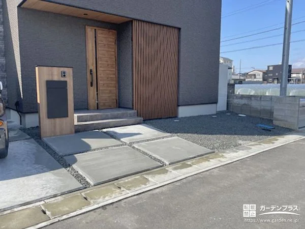 玄関からお庭まで。木調デザインが彩る統一感のある新築外構