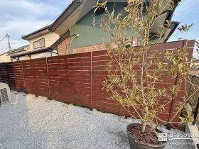 落ち着いた庭時間を演出する木目調の目隠しフェンス[施工後]