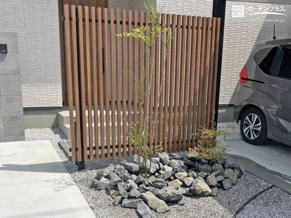 玄関前に、やさしく視線をかわすデザインを