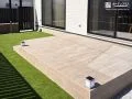 まるで室内の続き。くつろぎ広がるタイルデッキ