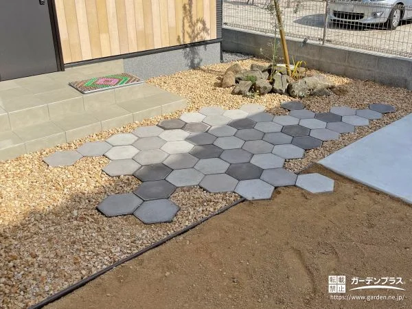 遊び心と上品さを兼ねた、玄関アプローチ