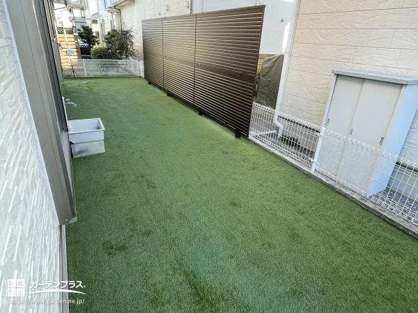 室内で過ごす時間も快適に。人工芝×目隠しフェンスのリフォーム工事