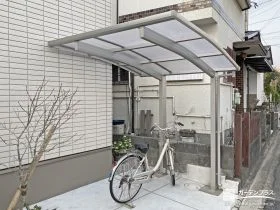 カーブを描く屋根が優しい印象のサイクルポート[施工後]