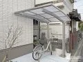 カーブを描く屋根が優しい印象のサイクルポート