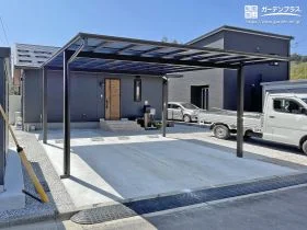 乗り降りの際も雨に濡れず快適な駐車スペース[施工後]