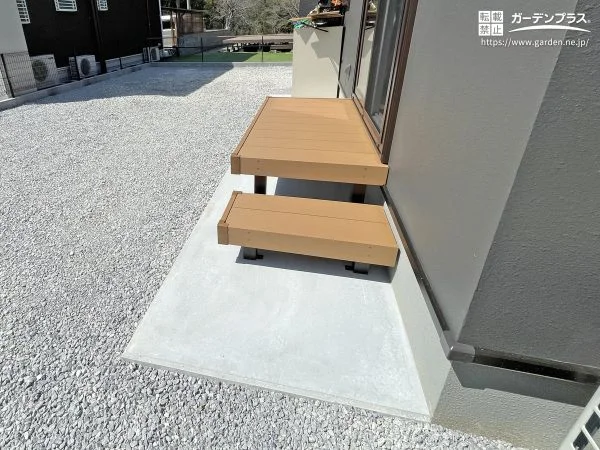 住まいと庭のつながりが自然に広がるウッドデッキ