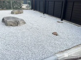 白砂利の明るさが映える庭[施工後]