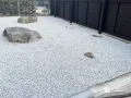 白砂利の明るさが映える庭