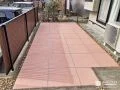 テラコッタ色の塗装で温かみを演出しつつ雑草対策をした前庭