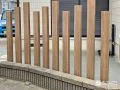 枕木材をリズミカルに配置し圧迫感なく目隠し効果を出した工事