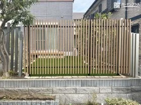 モダンな縦格子スタイルの目隠しフェンス[施工後]