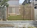 モダンな縦格子スタイルの目隠しフェンス
