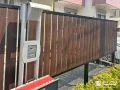 木調がナチュラルな目隠しフェンスで心地良く境界を区切った工事