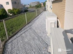 白砂利が明るい印象を演出する犬走り[施工後]