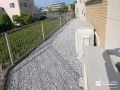 白砂利が明るい印象を演出する犬走り