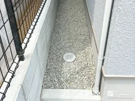 雑草対策ですっきりさせた犬走り[施工後]