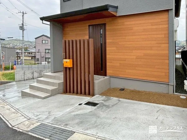 枕木材を並べて機能門柱の役割と目隠し効果を両立させた工事