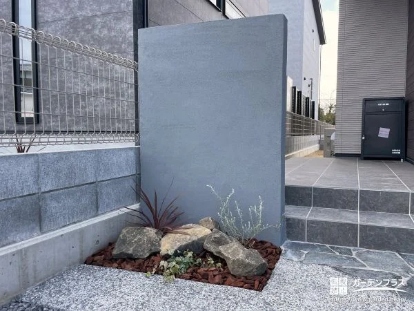 すっきりと引き締めてくれる門柱